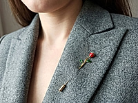 Набор материалов для сборки броши «Красная роза» - изящный акцент с тонким ювелирным настроением. Миниатюрная подвеска в виде розы закреплена на основе - игле и красиво движется при носке, добавляя образу живости и света. Холодный серебристый оттенок подчеркивает фактуру металла и утончённые детали лепестков.&nbsp;

Как и с чем носить

Брошь гармонично смотрится на жакетах, пальто, платьях, шарфах и блузах, легко вписываясь как в повседневные, так и в вечерние образы. Элегантный аксессуар для тех, кто ценит детали и сдержанную выразительность.

Мастер - класс, как собрать брошь с красной розой, ЗДЕСЬ.&nbsp;
, фото №162803