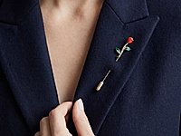 Набор материалов для сборки броши «Красная роза» - изящный акцент с тонким ювелирным настроением. Миниатюрная подвеска в виде розы закреплена на основе - игле и красиво движется при носке, добавляя образу живости и света. Холодный серебристый оттенок подчеркивает фактуру металла и утончённые детали лепестков.&nbsp;

Как и с чем носить

Брошь гармонично смотрится на жакетах, пальто, платьях, шарфах и блузах, легко вписываясь как в повседневные, так и в вечерние образы. Элегантный аксессуар для тех, кто ценит детали и сдержанную выразительность.

Мастер - класс, как собрать брошь с красной розой, ЗДЕСЬ.&nbsp;
, фото №162804