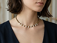 Набор материалов для чокера с волнистыми, рифлеными бусинами гематита и белыми зернышками натурального жемчуга. Основа для сборки - ювелирный тросик. Длина украшения регулируется цепочкой удлинителем на замочке карабине.

Как и с чем носить

Чокер с гематитом и натуральным жемчугом зернышком - украшение, которое легко вписывается в современный гардероб. Он красиво ложится по линии шеи, подчёркивая ключицы и создавая оригинальный акцент. Лучше всего носить его с открытым вырезом: V-образным, лодочкой или на голую шею.&nbsp;
Гематит добавляет образу графичности и глубины, а жемчуг смягчает впечатление и придаёт деликатный блеск. Чокер гармонично смотрится с лаконичными платьями, топами, шёлковыми блузами и жакетами, а в повседневных образах делает простые сочетания более выразительными. Его можно носить как самостоятельное украшение или сочетать с длинной цепочкой, создавая стильную многослойность.

Мастер-класс, как собрать чокер, ЗДЕСЬ.&nbsp;
, фото №162806