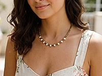 Набор материалов для чокера с волнистыми, рифлеными бусинами гематита и белыми зернышками натурального жемчуга. Основа для сборки - ювелирный тросик. Длина украшения регулируется цепочкой удлинителем на замочке карабине.

Как и с чем носить

Чокер с гематитом и натуральным жемчугом зернышком - украшение, которое легко вписывается в современный гардероб. Он красиво ложится по линии шеи, подчёркивая ключицы и создавая оригинальный акцент. Лучше всего носить его с открытым вырезом: V-образным, лодочкой или на голую шею.&nbsp;
Гематит добавляет образу графичности и глубины, а жемчуг смягчает впечатление и придаёт деликатный блеск. Чокер гармонично смотрится с лаконичными платьями, топами, шёлковыми блузами и жакетами, а в повседневных образах делает простые сочетания более выразительными. Его можно носить как самостоятельное украшение или сочетать с длинной цепочкой, создавая стильную многослойность.

Мастер-класс, как собрать чокер, ЗДЕСЬ.&nbsp;
, фото №162807