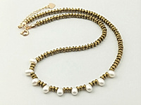 Набор материалов для чокера с волнистыми, рифлеными бусинами гематита и белыми зернышками натурального жемчуга. Основа для сборки - ювелирный тросик. Длина украшения регулируется цепочкой удлинителем на замочке карабине.

Как и с чем носить

Чокер с гематитом и натуральным жемчугом зернышком - украшение, которое легко вписывается в современный гардероб. Он красиво ложится по линии шеи, подчёркивая ключицы и создавая оригинальный акцент. Лучше всего носить его с открытым вырезом: V-образным, лодочкой или на голую шею.&nbsp;
Гематит добавляет образу графичности и глубины, а жемчуг смягчает впечатление и придаёт деликатный блеск. Чокер гармонично смотрится с лаконичными платьями, топами, шёлковыми блузами и жакетами, а в повседневных образах делает простые сочетания более выразительными. Его можно носить как самостоятельное украшение или сочетать с длинной цепочкой, создавая стильную многослойность.

Мастер-класс, как собрать чокер, ЗДЕСЬ.&nbsp;
, фото №162808