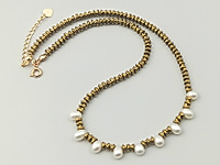 Набор материалов для чокера с волнистыми, рифлеными бусинами гематита и белыми зернышками натурального жемчуга. Основа для сборки - ювелирный тросик. Длина украшения регулируется цепочкой удлинителем на замочке карабине.

Как и с чем носить

Чокер с гематитом и натуральным жемчугом зернышком - украшение, которое легко вписывается в современный гардероб. Он красиво ложится по линии шеи, подчёркивая ключицы и создавая оригинальный акцент. Лучше всего носить его с открытым вырезом: V-образным, лодочкой или на голую шею.&nbsp;
Гематит добавляет образу графичности и глубины, а жемчуг смягчает впечатление и придаёт деликатный блеск. Чокер гармонично смотрится с лаконичными платьями, топами, шёлковыми блузами и жакетами, а в повседневных образах делает простые сочетания более выразительными. Его можно носить как самостоятельное украшение или сочетать с длинной цепочкой, создавая стильную многослойность.

Мастер-класс, как собрать чокер, ЗДЕСЬ.&nbsp;
, фото №162809