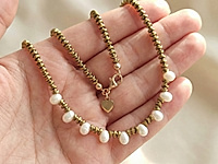 Набор материалов для чокера с волнистыми, рифлеными бусинами гематита и белыми зернышками натурального жемчуга. Основа для сборки - ювелирный тросик. Длина украшения регулируется цепочкой удлинителем на замочке карабине.

Как и с чем носить

Чокер с гематитом и натуральным жемчугом зернышком - украшение, которое легко вписывается в современный гардероб. Он красиво ложится по линии шеи, подчёркивая ключицы и создавая оригинальный акцент. Лучше всего носить его с открытым вырезом: V-образным, лодочкой или на голую шею.&nbsp;
Гематит добавляет образу графичности и глубины, а жемчуг смягчает впечатление и придаёт деликатный блеск. Чокер гармонично смотрится с лаконичными платьями, топами, шёлковыми блузами и жакетами, а в повседневных образах делает простые сочетания более выразительными. Его можно носить как самостоятельное украшение или сочетать с длинной цепочкой, создавая стильную многослойность.

Мастер-класс, как собрать чокер, ЗДЕСЬ.&nbsp;
, фото №162810