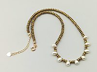 Набор материалов для чокера с волнистыми, рифлеными бусинами гематита и белыми зернышками натурального жемчуга. Основа для сборки - ювелирный тросик. Длина украшения регулируется цепочкой удлинителем на замочке карабине.

Как и с чем носить

Чокер с гематитом и натуральным жемчугом зернышком - украшение, которое легко вписывается в современный гардероб. Он красиво ложится по линии шеи, подчёркивая ключицы и создавая оригинальный акцент. Лучше всего носить его с открытым вырезом: V-образным, лодочкой или на голую шею.&nbsp;
Гематит добавляет образу графичности и глубины, а жемчуг смягчает впечатление и придаёт деликатный блеск. Чокер гармонично смотрится с лаконичными платьями, топами, шёлковыми блузами и жакетами, а в повседневных образах делает простые сочетания более выразительными. Его можно носить как самостоятельное украшение или сочетать с длинной цепочкой, создавая стильную многослойность.

Мастер-класс, как собрать чокер, ЗДЕСЬ.&nbsp;
, фото №162811