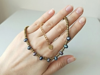 Набор материалов для чокера с волнистыми, рифлеными бусинами гематита и белыми зернышками натурального жемчуга. Основа для сборки - ювелирный тросик. Длина украшения регулируется цепочкой удлинителем на замочке карабине.

Как и с чем носить

Чокер с гематитом и натуральным жемчугом зернышком - украшение, которое легко вписывается в современный гардероб. Он красиво ложится по линии шеи, подчёркивая ключицы и создавая оригинальный акцент. Лучше всего носить его с открытым вырезом: V-образным, лодочкой или на голую шею.&nbsp;
Гематит добавляет образу графичности и глубины, а жемчуг смягчает впечатление и придаёт деликатный блеск. Чокер гармонично смотрится с лаконичными платьями, топами, шёлковыми блузами и жакетами, а в повседневных образах делает простые сочетания более выразительными. Его можно носить как самостоятельное украшение или сочетать с длинной цепочкой, создавая стильную многослойность.

Мастер-класс, как собрать чокер, ЗДЕСЬ.&nbsp;
, фото №162814