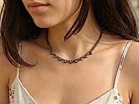 Набор материалов для чокера с волнистыми, рифлеными бусинами гематита и белыми зернышками натурального жемчуга. Основа для сборки - ювелирный тросик. Длина украшения регулируется цепочкой удлинителем на замочке карабине.

Как и с чем носить

Чокер с гематитом и натуральным жемчугом зернышком - украшение, которое легко вписывается в современный гардероб. Он красиво ложится по линии шеи, подчёркивая ключицы и создавая оригинальный акцент. Лучше всего носить его с открытым вырезом: V-образным, лодочкой или на голую шею.&nbsp;
Гематит добавляет образу графичности и глубины, а жемчуг смягчает впечатление и придаёт деликатный блеск. Чокер гармонично смотрится с лаконичными платьями, топами, шёлковыми блузами и жакетами, а в повседневных образах делает простые сочетания более выразительными. Его можно носить как самостоятельное украшение или сочетать с длинной цепочкой, создавая стильную многослойность.

Мастер-класс, как собрать чокер, ЗДЕСЬ.&nbsp;
, фото №162815