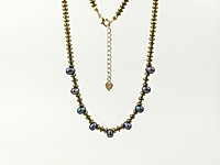 Набор материалов для чокера с волнистыми, рифлеными бусинами гематита и белыми зернышками натурального жемчуга. Основа для сборки - ювелирный тросик. Длина украшения регулируется цепочкой удлинителем на замочке карабине.

Как и с чем носить

Чокер с гематитом и натуральным жемчугом зернышком - украшение, которое легко вписывается в современный гардероб. Он красиво ложится по линии шеи, подчёркивая ключицы и создавая оригинальный акцент. Лучше всего носить его с открытым вырезом: V-образным, лодочкой или на голую шею.&nbsp;
Гематит добавляет образу графичности и глубины, а жемчуг смягчает впечатление и придаёт деликатный блеск. Чокер гармонично смотрится с лаконичными платьями, топами, шёлковыми блузами и жакетами, а в повседневных образах делает простые сочетания более выразительными. Его можно носить как самостоятельное украшение или сочетать с длинной цепочкой, создавая стильную многослойность.

Мастер-класс, как собрать чокер, ЗДЕСЬ.&nbsp;
, фото №162817