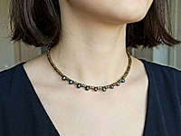 Набор материалов для чокера с волнистыми, рифлеными бусинами гематита и белыми зернышками натурального жемчуга. Основа для сборки - ювелирный тросик. Длина украшения регулируется цепочкой удлинителем на замочке карабине.

Как и с чем носить

Чокер с гематитом и натуральным жемчугом зернышком - украшение, которое легко вписывается в современный гардероб. Он красиво ложится по линии шеи, подчёркивая ключицы и создавая оригинальный акцент. Лучше всего носить его с открытым вырезом: V-образным, лодочкой или на голую шею.&nbsp;
Гематит добавляет образу графичности и глубины, а жемчуг смягчает впечатление и придаёт деликатный блеск. Чокер гармонично смотрится с лаконичными платьями, топами, шёлковыми блузами и жакетами, а в повседневных образах делает простые сочетания более выразительными. Его можно носить как самостоятельное украшение или сочетать с длинной цепочкой, создавая стильную многослойность.

Мастер-класс, как собрать чокер, ЗДЕСЬ.&nbsp;
, фото №162818