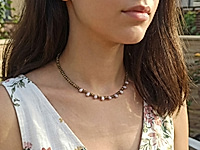 Набор материалов для чокера с волнистыми, рифлеными бусинами гематита и белыми зернышками натурального жемчуга. Основа для сборки - ювелирный тросик. Длина украшения регулируется цепочкой удлинителем на замочке карабине.

Как и с чем носить

Чокер с гематитом и натуральным жемчугом зернышком - украшение, которое легко вписывается в современный гардероб. Он красиво ложится по линии шеи, подчёркивая ключицы и создавая оригинальный акцент. Лучше всего носить его с открытым вырезом: V-образным, лодочкой или на голую шею.&nbsp;
Гематит добавляет образу графичности и глубины, а жемчуг смягчает впечатление и придаёт деликатный блеск. Чокер гармонично смотрится с лаконичными платьями, топами, шёлковыми блузами и жакетами, а в повседневных образах делает простые сочетания более выразительными. Его можно носить как самостоятельное украшение или сочетать с длинной цепочкой, создавая стильную многослойность.

Мастер-класс, как собрать чокер, ЗДЕСЬ.&nbsp;
, фото №162821