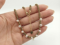 Набор материалов для чокера с волнистыми, рифлеными бусинами гематита и белыми зернышками натурального жемчуга. Основа для сборки - ювелирный тросик. Длина украшения регулируется цепочкой удлинителем на замочке карабине.

Как и с чем носить

Чокер с гематитом и натуральным жемчугом зернышком - украшение, которое легко вписывается в современный гардероб. Он красиво ложится по линии шеи, подчёркивая ключицы и создавая оригинальный акцент. Лучше всего носить его с открытым вырезом: V-образным, лодочкой или на голую шею.&nbsp;
Гематит добавляет образу графичности и глубины, а жемчуг смягчает впечатление и придаёт деликатный блеск. Чокер гармонично смотрится с лаконичными платьями, топами, шёлковыми блузами и жакетами, а в повседневных образах делает простые сочетания более выразительными. Его можно носить как самостоятельное украшение или сочетать с длинной цепочкой, создавая стильную многослойность.

Мастер-класс, как собрать чокер, ЗДЕСЬ.&nbsp;
, фото №162822