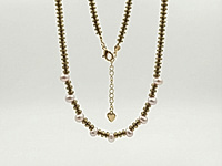 Набор материалов для чокера с волнистыми, рифлеными бусинами гематита и белыми зернышками натурального жемчуга. Основа для сборки - ювелирный тросик. Длина украшения регулируется цепочкой удлинителем на замочке карабине.

Как и с чем носить

Чокер с гематитом и натуральным жемчугом зернышком - украшение, которое легко вписывается в современный гардероб. Он красиво ложится по линии шеи, подчёркивая ключицы и создавая оригинальный акцент. Лучше всего носить его с открытым вырезом: V-образным, лодочкой или на голую шею.&nbsp;
Гематит добавляет образу графичности и глубины, а жемчуг смягчает впечатление и придаёт деликатный блеск. Чокер гармонично смотрится с лаконичными платьями, топами, шёлковыми блузами и жакетами, а в повседневных образах делает простые сочетания более выразительными. Его можно носить как самостоятельное украшение или сочетать с длинной цепочкой, создавая стильную многослойность.

Мастер-класс, как собрать чокер, ЗДЕСЬ.&nbsp;
, фото №162824