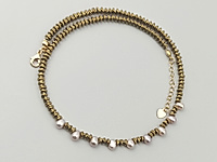 Набор материалов для чокера с волнистыми, рифлеными бусинами гематита и белыми зернышками натурального жемчуга. Основа для сборки - ювелирный тросик. Длина украшения регулируется цепочкой удлинителем на замочке карабине.

Как и с чем носить

Чокер с гематитом и натуральным жемчугом зернышком - украшение, которое легко вписывается в современный гардероб. Он красиво ложится по линии шеи, подчёркивая ключицы и создавая оригинальный акцент. Лучше всего носить его с открытым вырезом: V-образным, лодочкой или на голую шею.&nbsp;
Гематит добавляет образу графичности и глубины, а жемчуг смягчает впечатление и придаёт деликатный блеск. Чокер гармонично смотрится с лаконичными платьями, топами, шёлковыми блузами и жакетами, а в повседневных образах делает простые сочетания более выразительными. Его можно носить как самостоятельное украшение или сочетать с длинной цепочкой, создавая стильную многослойность.

Мастер-класс, как собрать чокер, ЗДЕСЬ.&nbsp;
, фото №162825