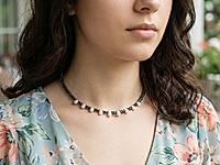 Набор материалов для чокера с волнистыми, рифлеными бусинами гематита и белыми зернышками натурального жемчуга. Основа для сборки - ювелирный тросик. Длина украшения регулируется цепочкой удлинителем на замочке карабине.

Как и с чем носить

Чокер с гематитом и натуральным жемчугом зернышком - украшение, которое легко вписывается в современный гардероб. Он красиво ложится по линии шеи, подчёркивая ключицы и создавая оригинальный акцент. Лучше всего носить его с открытым вырезом: V-образным, лодочкой или на голую шею.&nbsp;
Гематит добавляет образу графичности и глубины, а жемчуг смягчает впечатление и придаёт деликатный блеск. Чокер гармонично смотрится с лаконичными платьями, топами, шёлковыми блузами и жакетами, а в повседневных образах делает простые сочетания более выразительными. Его можно носить как самостоятельное украшение или сочетать с длинной цепочкой, создавая стильную многослойность.

Мастер-класс, как собрать чокер, ЗДЕСЬ.&nbsp;
, фото №162827