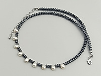 Набор материалов для чокера с волнистыми, рифлеными бусинами гематита и белыми зернышками натурального жемчуга. Основа для сборки - ювелирный тросик. Длина украшения регулируется цепочкой удлинителем на замочке карабине.

Как и с чем носить

Чокер с гематитом и натуральным жемчугом зернышком - украшение, которое легко вписывается в современный гардероб. Он красиво ложится по линии шеи, подчёркивая ключицы и создавая оригинальный акцент. Лучше всего носить его с открытым вырезом: V-образным, лодочкой или на голую шею.&nbsp;
Гематит добавляет образу графичности и глубины, а жемчуг смягчает впечатление и придаёт деликатный блеск. Чокер гармонично смотрится с лаконичными платьями, топами, шёлковыми блузами и жакетами, а в повседневных образах делает простые сочетания более выразительными. Его можно носить как самостоятельное украшение или сочетать с длинной цепочкой, создавая стильную многослойность.

Мастер-класс, как собрать чокер, ЗДЕСЬ.&nbsp;
, фото №162828