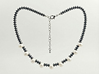 Набор материалов для чокера с волнистыми, рифлеными бусинами гематита и белыми зернышками натурального жемчуга. Основа для сборки - ювелирный тросик. Длина украшения регулируется цепочкой удлинителем на замочке карабине.

Как и с чем носить

Чокер с гематитом и натуральным жемчугом зернышком - украшение, которое легко вписывается в современный гардероб. Он красиво ложится по линии шеи, подчёркивая ключицы и создавая оригинальный акцент. Лучше всего носить его с открытым вырезом: V-образным, лодочкой или на голую шею.&nbsp;
Гематит добавляет образу графичности и глубины, а жемчуг смягчает впечатление и придаёт деликатный блеск. Чокер гармонично смотрится с лаконичными платьями, топами, шёлковыми блузами и жакетами, а в повседневных образах делает простые сочетания более выразительными. Его можно носить как самостоятельное украшение или сочетать с длинной цепочкой, создавая стильную многослойность.

Мастер-класс, как собрать чокер, ЗДЕСЬ.&nbsp;
, фото №162830