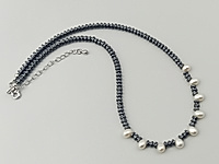 Набор материалов для чокера с волнистыми, рифлеными бусинами гематита и белыми зернышками натурального жемчуга. Основа для сборки - ювелирный тросик. Длина украшения регулируется цепочкой удлинителем на замочке карабине.

Как и с чем носить

Чокер с гематитом и натуральным жемчугом зернышком - украшение, которое легко вписывается в современный гардероб. Он красиво ложится по линии шеи, подчёркивая ключицы и создавая оригинальный акцент. Лучше всего носить его с открытым вырезом: V-образным, лодочкой или на голую шею.&nbsp;
Гематит добавляет образу графичности и глубины, а жемчуг смягчает впечатление и придаёт деликатный блеск. Чокер гармонично смотрится с лаконичными платьями, топами, шёлковыми блузами и жакетами, а в повседневных образах делает простые сочетания более выразительными. Его можно носить как самостоятельное украшение или сочетать с длинной цепочкой, создавая стильную многослойность.

Мастер-класс, как собрать чокер, ЗДЕСЬ.&nbsp;
, фото №162831