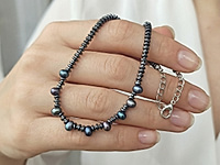 Набор материалов для чокера с волнистыми, рифлеными бусинами серого гематита и синими зернышками натурального жемчуга. Основа для сборки - ювелирный тросик. Длина украшения регулируется цепочкой удлинителем на замочке карабине.

Как и с чем носить

Чокер с гематитом и натуральным жемчугом зернышком - украшение, которое легко вписывается в современный гардероб. Он красиво ложится по линии шеи, подчёркивая ключицы и создавая оригинальный акцент. Лучше всего носить его с открытым вырезом: V-образным, лодочкой или на голую шею.&nbsp;
Гематит добавляет образу графичности и глубины, а жемчуг смягчает впечатление и придаёт деликатный блеск. Чокер гармонично смотрится с лаконичными платьями, топами, шёлковыми блузами и жакетами, а в повседневных образах делает простые сочетания более выразительными. Его можно носить как самостоятельное украшение или сочетать с длинной цепочкой, создавая стильную многослойность.

Мастер-класс, как собрать чокер, ЗДЕСЬ.&nbsp;
, фото №162834