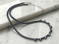 Набор материалов для чокера с волнистыми, рифлеными бусинами серого гематита и синими зернышками натурального жемчуга. Основа для сборки - ювелирный тросик. Длина украшения регулируется цепочкой удлинителем на замочке карабине.

Как и с чем носить

Чокер с гематитом и натуральным жемчугом зернышком - украшение, которое легко вписывается в современный гардероб. Он красиво ложится по линии шеи, подчёркивая ключицы и создавая оригинальный акцент. Лучше всего носить его с открытым вырезом: V-образным, лодочкой или на голую шею.&nbsp;
Гематит добавляет образу графичности и глубины, а жемчуг смягчает впечатление и придаёт деликатный блеск. Чокер гармонично смотрится с лаконичными платьями, топами, шёлковыми блузами и жакетами, а в повседневных образах делает простые сочетания более выразительными. Его можно носить как самостоятельное украшение или сочетать с длинной цепочкой, создавая стильную многослойность.

Мастер-класс, как собрать чокер, ЗДЕСЬ.&nbsp;
, фото №162835