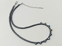 Набор материалов для чокера с волнистыми, рифлеными бусинами серого гематита и синими зернышками натурального жемчуга. Основа для сборки - ювелирный тросик. Длина украшения регулируется цепочкой удлинителем на замочке карабине.

Как и с чем носить

Чокер с гематитом и натуральным жемчугом зернышком - украшение, которое легко вписывается в современный гардероб. Он красиво ложится по линии шеи, подчёркивая ключицы и создавая оригинальный акцент. Лучше всего носить его с открытым вырезом: V-образным, лодочкой или на голую шею.&nbsp;
Гематит добавляет образу графичности и глубины, а жемчуг смягчает впечатление и придаёт деликатный блеск. Чокер гармонично смотрится с лаконичными платьями, топами, шёлковыми блузами и жакетами, а в повседневных образах делает простые сочетания более выразительными. Его можно носить как самостоятельное украшение или сочетать с длинной цепочкой, создавая стильную многослойность.

Мастер-класс, как собрать чокер, ЗДЕСЬ.&nbsp;
, фото №162836