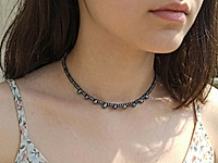 Набор материалов для чокера с волнистыми, рифлеными бусинами серого гематита и синими зернышками натурального жемчуга. Основа для сборки - ювелирный тросик. Длина украшения регулируется цепочкой удлинителем на замочке карабине.

Как и с чем носить

Чокер с гематитом и натуральным жемчугом зернышком - украшение, которое легко вписывается в современный гардероб. Он красиво ложится по линии шеи, подчёркивая ключицы и создавая оригинальный акцент. Лучше всего носить его с открытым вырезом: V-образным, лодочкой или на голую шею.&nbsp;
Гематит добавляет образу графичности и глубины, а жемчуг смягчает впечатление и придаёт деликатный блеск. Чокер гармонично смотрится с лаконичными платьями, топами, шёлковыми блузами и жакетами, а в повседневных образах делает простые сочетания более выразительными. Его можно носить как самостоятельное украшение или сочетать с длинной цепочкой, создавая стильную многослойность.

Мастер-класс, как собрать чокер, ЗДЕСЬ.&nbsp;
, фото №162837