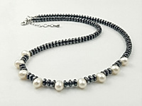 Набор материалов для чокера с волнистыми, рифлеными бусинами гематита и белыми зернышками натурального жемчуга. Основа для сборки - ювелирный тросик. Длина украшения регулируется цепочкой удлинителем на замочке карабине.

Как и с чем носить

Чокер с гематитом и натуральным жемчугом зернышком - украшение, которое легко вписывается в современный гардероб. Он красиво ложится по линии шеи, подчёркивая ключицы и создавая оригинальный акцент. Лучше всего носить его с открытым вырезом: V-образным, лодочкой или на голую шею.&nbsp;
Гематит добавляет образу графичности и глубины, а жемчуг смягчает впечатление и придаёт деликатный блеск. Чокер гармонично смотрится с лаконичными платьями, топами, шёлковыми блузами и жакетами, а в повседневных образах делает простые сочетания более выразительными. Его можно носить как самостоятельное украшение или сочетать с длинной цепочкой, создавая стильную многослойность.

Мастер-класс, как собрать чокер, ЗДЕСЬ.&nbsp;
, фото №162838