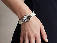 ЖЕОДЫ АГАТА В НАБОР НЕ ВХОДЯТ И ВЫБИРАЮТСЯ САМОСТОЯТЕЛЬНО ЗДЕСЬ.
Набор материалов для браслета с жеодой агата, белым перламутром и звеньями ювелирной цепочки. Длина браслета регулируется подбором нужного количества бусин перламутра, которого хватит и на серьги.
В качестве застежки использован карабин с вращающимся колечком под старину. Белые бусины квадраты разделяют крупные овальные звенья, снятые с ювелирной цепочки.
Мастер - класс, как собрать браслет на тросик с калотами, ЗДЕСЬ.
Как и с чем носить
Носите его с темным платьем, шелковой блузой или лаконичным костюмом, чтобы подчеркнуть контраст камней. Он гармоничен с жемчужными или перламутровыми сережками, тонкими кольцами и однотонной сумкой, уместен и в офисе, и для вечерних выходов.
, фото №162842