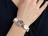 ЖЕОДЫ АГАТА В НАБОР НЕ ВХОДЯТ И ВЫБИРАЮТСЯ САМОСТОЯТЕЛЬНО ЗДЕСЬ.
Набор материалов для браслета с жеодой агата, белым перламутром и звеньями ювелирной цепочки. Длина браслета регулируется подбором нужного количества бусин перламутра, которого хватит и на серьги.
В качестве застежки использован карабин с вращающимся колечком под старину. Белые бусины квадраты разделяют крупные овальные звенья, снятые с ювелирной цепочки.
Мастер - класс, как собрать браслет на тросик с калотами, ЗДЕСЬ.
Как и с чем носить
Носите его с темным платьем, шелковой блузой или лаконичным костюмом, чтобы подчеркнуть контраст камней. Он гармоничен с жемчужными или перламутровыми сережками, тонкими кольцами и однотонной сумкой, уместен и в офисе, и для вечерних выходов.
, фото №162844