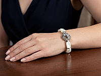 ЖЕОДЫ АГАТА В НАБОР НЕ ВХОДЯТ И ВЫБИРАЮТСЯ САМОСТОЯТЕЛЬНО ЗДЕСЬ.
Набор материалов для браслета с жеодой агата, белым перламутром и звеньями ювелирной цепочки. Длина браслета регулируется подбором нужного количества бусин перламутра, которого хватит и на серьги.
В качестве застежки использован карабин с вращающимся колечком под старину. Белые бусины квадраты разделяют крупные овальные звенья, снятые с ювелирной цепочки.
Мастер - класс, как собрать браслет на тросик с калотами, ЗДЕСЬ.
Как и с чем носить
Носите его с темным платьем, шелковой блузой или лаконичным костюмом, чтобы подчеркнуть контраст камней. Он гармоничен с жемчужными или перламутровыми сережками, тонкими кольцами и однотонной сумкой, уместен и в офисе, и для вечерних выходов.
, фото №162846