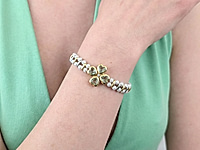 Мастер - класс по сборке изящного браслета с жемчугом майорка и ювелирной цепочкой. Центральный элемент украшения - клевер, собранный из четырёх бусин в форме сердечек. Дизайн вдохновлён культовым колье Bulgari с сердцем и сочетает в себе символику чувств и удачи.
Как и с чем носить
Жемчуг майорка придаёт браслету благородный блеск и аккуратную форму, а цепочка делает его лёгким и комфортным для повседневной носки. Браслет подходит к романтичным, классическим и вечерним образам, легко комбинируется с другими украшениями и станет отличным подарком или авторским украшением, созданным своими руками.
Мастер - класс, как собрать браслет с клевером из сердечек, ЗДЕСЬ.
, фото №162849