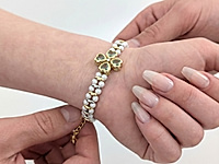 Мастер - класс по сборке изящного браслета с жемчугом майорка и ювелирной цепочкой. Центральный элемент украшения - клевер, собранный из четырёх бусин в форме сердечек. Дизайн вдохновлён культовым колье Bulgari с сердцем и сочетает в себе символику чувств и удачи.
Как и с чем носить
Жемчуг майорка придаёт браслету благородный блеск и аккуратную форму, а цепочка делает его лёгким и комфортным для повседневной носки. Браслет подходит к романтичным, классическим и вечерним образам, легко комбинируется с другими украшениями и станет отличным подарком или авторским украшением, созданным своими руками.
Мастер - класс, как собрать браслет с клевером из сердечек, ЗДЕСЬ.
, фото №162852