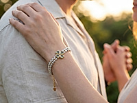 Мастер - класс по сборке изящного браслета с жемчугом майорка и ювелирной цепочкой. Центральный элемент украшения - клевер, собранный из четырёх бусин в форме сердечек. Дизайн вдохновлён культовым колье Bulgari с сердцем и сочетает в себе символику чувств и удачи.
Как и с чем носить
Жемчуг майорка придаёт браслету благородный блеск и аккуратную форму, а цепочка делает его лёгким и комфортным для повседневной носки. Браслет подходит к романтичным, классическим и вечерним образам, легко комбинируется с другими украшениями и станет отличным подарком или авторским украшением, созданным своими руками.
Мастер - класс, как собрать браслет с клевером из сердечек, ЗДЕСЬ.
, фото №162853