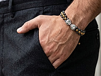Набор материалов для мужского браслета с двумя выразительными бусинами пантерами - стильное решение для создания украшения своими руками. В комплект входят бусины гематита, акцентные элементы, вощеный шнур для плетения по классической схеме шамбала.&nbsp;

Мастер - классы, как плести браслеты шамбала, ЗДЕСЬ.&nbsp;

Контраст темно-серого, золотого и серебряного оттенков подчеркивает характер, а пантеры придают браслету силу и статус. Идеально для подарка мужчине.

Ширину браслета можно менять, прибавляя либо убавляя количество шнуров, бусины и фурнитура также могут быть заменены на любые другие по форме, цвету и расположению.&nbsp;

, фото №163009