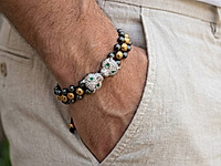 Набор материалов для мужского браслета с двумя выразительными бусинами пантерами - стильное решение для создания украшения своими руками. В комплект входят бусины гематита, акцентные элементы, вощеный шнур для плетения по классической схеме шамбала.&nbsp;

Мастер - классы, как плести браслеты шамбала, ЗДЕСЬ.&nbsp;

Контраст темно-серого, золотого и серебряного оттенков подчеркивает характер, а пантеры придают браслету силу и статус. Идеально для подарка мужчине.

Ширину браслета можно менять, прибавляя либо убавляя количество шнуров, бусины и фурнитура также могут быть заменены на любые другие по форме, цвету и расположению.&nbsp;

, фото №163011