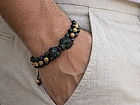 Набор материалов для мужского браслета с двумя черными бусинами пантерами - стильное решение для создания украшения своими руками. В комплект входят бусины гематита, акцентные элементы, вощеный шнур для плетения по классической схеме шамбала.&nbsp;

Мастер - классы, как плести браслеты шамбала, ЗДЕСЬ.&nbsp;

Контраст темно-серого, золотого и черного оттенков подчеркивает характер, а пантеры придают браслету силу и статус. Идеально для подарка мужчине.

Ширину браслета можно менять, прибавляя либо убавляя количество шнуров, бусины и фурнитура также могут быть заменены на любые другие по форме, цвету и расположению.&nbsp;

, фото №163025