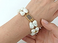 Нежный, воздушный браслет с барочным жемчугом майорка белого цвета, разделенного красивыми коннекторами с фианитами. Замочек - коробка инкрустирован ювелирными кристаллами под сапфир. Для акцента в симметрии использованы две пары белого хлопкового жемчуга

Мастер - класс, как собрать браслет с барочным жемчугом, ЗДЕСЬ. 
, фото №163031