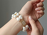 Нежный, воздушный браслет с барочным жемчугом майорка белого цвета, разделенного красивыми коннекторами с фианитами. Замочек - коробка инкрустирован ювелирными кристаллами под розовый топаз. Для акцента в симметрии использованы две пары белого хлопкового жемчуга

Мастер - класс, как собрать браслет с барочным жемчугом, ЗДЕСЬ.&nbsp;
, фото №163032