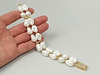 Нежный, воздушный браслет с барочным жемчугом майорка белого цвета, разделенного красивыми коннекторами с фианитами. Замочек - коробка инкрустирован ювелирными кристаллами под розовый топаз. Для акцента в симметрии использованы две пары белого хлопкового жемчуга

Мастер - класс, как собрать браслет с барочным жемчугом, ЗДЕСЬ.&nbsp;
, фото №163034