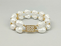 Нежный, воздушный браслет с барочным жемчугом майорка белого цвета, разделенного красивыми коннекторами с фианитами. Замочек - коробка инкрустирован ювелирными кристаллами под розовый топаз. Для акцента в симметрии использованы две пары белого хлопкового жемчуга

Мастер - класс, как собрать браслет с барочным жемчугом, ЗДЕСЬ.&nbsp;
, фото №163035