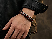 Набор материалов для создания мужского браслета включает прочный шнур, ювелирную цепочку гарибальди и гранёные бусины кубики сардоникса с глубоким красно-коричневым оттенком. Контраст металла и натурального камня придаёт украшению брутальный характер и фактурность.&nbsp;

Подходит для самостоятельной сборки стильного аксессуара в современном или casual-формате. Длина браслета регулируется добавлением бусин, цепочек и шнура, в наборе их достаточно.

Мастер - класс, как собрать мужской браслет, ЗДЕСЬ.

Как и с чем носить

Носите с кожаной курткой, цветами индиго, рубашками тёмных тонов или базовой футболкой, браслет подчеркнёт вашу уверенность и отличный вкус.&nbsp;
, фото №163052