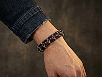 Набор материалов для создания мужского браслета включает прочный шнур, ювелирную цепочку гарибальди и гранёные бусины кубики сардоникса с глубоким красно-коричневым оттенком. Контраст металла и натурального камня придаёт украшению брутальный характер и фактурность.&nbsp;

Подходит для самостоятельной сборки стильного аксессуара в современном или casual-формате. Длина браслета регулируется добавлением бусин, цепочек и шнура, в наборе их достаточно.

Мастер - класс, как собрать мужской браслет, ЗДЕСЬ.

Как и с чем носить

Носите с кожаной курткой, цветами индиго, рубашками тёмных тонов или базовой футболкой, браслет подчеркнёт вашу уверенность и отличный вкус.&nbsp;
, фото №163054