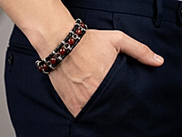 Набор материалов для создания мужского браслета включает прочный шнур, ювелирную цепочку гарибальди и гранёные бусины кубики сардоникса с глубоким красно-коричневым оттенком. Контраст металла и натурального камня придаёт украшению брутальный характер и фактурность.&nbsp;

Подходит для самостоятельной сборки стильного аксессуара в современном или casual-формате. Длина браслета регулируется добавлением бусин, цепочек и шнура, в наборе их достаточно.

Мастер - класс, как собрать мужской браслет, ЗДЕСЬ.

Как и с чем носить

Носите с кожаной курткой, цветами индиго, рубашками тёмных тонов или базовой футболкой, браслет подчеркнёт вашу уверенность и отличный вкус.&nbsp;
, фото №163055
