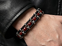 Набор материалов для создания мужского браслета включает прочный шнур, ювелирную цепочку гарибальди и гранёные бусины кубики сардоникса с глубоким красно-коричневым оттенком. Контраст металла и натурального камня придаёт украшению брутальный характер и фактурность.&nbsp;

Подходит для самостоятельной сборки стильного аксессуара в современном или casual-формате. Длина браслета регулируется добавлением бусин, цепочек и шнура, в наборе их достаточно.

Мастер - класс, как собрать мужской браслет, ЗДЕСЬ.

Как и с чем носить

Носите с кожаной курткой, цветами индиго, рубашками тёмных тонов или базовой футболкой, браслет подчеркнёт вашу уверенность и отличный вкус.&nbsp;
, фото №163056