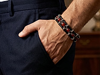 Набор материалов для создания мужского браслета включает прочный шнур, ювелирную цепочку гарибальди и гранёные бусины кубики сардоникса с глубоким красно-коричневым оттенком. Контраст металла и натурального камня придаёт украшению брутальный характер и фактурность.&nbsp;

Подходит для самостоятельной сборки стильного аксессуара в современном или casual-формате. Длина браслета регулируется добавлением бусин, цепочек и шнура, в наборе их достаточно.

Мастер - класс, как собрать мужской браслет, ЗДЕСЬ.

Как и с чем носить

Носите с кожаной курткой, цветами индиго, рубашками тёмных тонов или базовой футболкой, браслет подчеркнёт вашу уверенность и отличный вкус.&nbsp;
, фото №163057