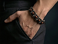 Набор материалов для создания мужского браслета включает прочный шнур, ювелирную цепочку гарибальди и бусины бычьего глаза с глубоким красно-коричневым оттенком. Контраст металла и натурального камня придаёт украшению брутальный характер и фактурность.&nbsp;

Подходит для самостоятельной сборки стильного аксессуара в современном или casual-формате. Длина браслета регулируется добавлением бусин, цепочек и шнура, в наборе их достаточно.

Мастер - класс, как собрать мужской браслет, ЗДЕСЬ.

Как и с чем носить

Носите с кожаной курткой, цветами индиго, рубашками тёмных тонов или базовой футболкой, браслет подчеркнёт вашу уверенность и отличный вкус.&nbsp;
, фото №163058