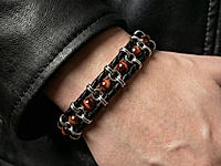 Набор материалов для создания мужского браслета включает прочный шнур, ювелирную цепочку гарибальди и бусины бычьего глаза с глубоким красно-коричневым оттенком. Контраст металла и натурального камня придаёт украшению брутальный характер и фактурность.&nbsp;

Подходит для самостоятельной сборки стильного аксессуара в современном или casual-формате. Длина браслета регулируется добавлением бусин, цепочек и шнура, в наборе их достаточно.

Мастер - класс, как собрать мужской браслет, ЗДЕСЬ.

Как и с чем носить

Носите с кожаной курткой, цветами индиго, рубашками тёмных тонов или базовой футболкой, браслет подчеркнёт вашу уверенность и отличный вкус.&nbsp;
, фото №163060