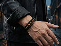 Набор материалов для создания мужского браслета включает прочный шнур, бусины тигрового глаза с глубоким коричневым оттенком, бусины черного агата. Контраст металла и натурального камня придаёт украшению брутальный характер и фактурность.&nbsp;

Подходит для самостоятельной сборки стильного аксессуара в современном или casual-формате. Длина браслета регулируется добавлением бусин, цепочек и шнура, в наборе их достаточно.

Мастер - класс, как собрать мужской браслет, ЗДЕСЬ.

Как и с чем носить

Носите с кожаной курткой, цветами индиго, рубашками тёмных тонов или базовой футболкой, браслет подчеркнёт вашу уверенность и отличный вкус.&nbsp;
, фото №163063