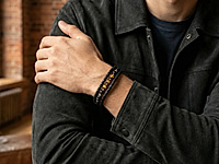 Набор материалов для создания мужского браслета включает прочный шнур, бусины тигрового глаза с глубоким коричневым оттенком, бусины черного агата. Контраст металла и натурального камня придаёт украшению брутальный характер и фактурность.&nbsp;

Подходит для самостоятельной сборки стильного аксессуара в современном или casual-формате. Длина браслета регулируется добавлением бусин, цепочек и шнура, в наборе их достаточно.

Мастер - класс, как собрать мужской браслет, ЗДЕСЬ.

Как и с чем носить

Носите с кожаной курткой, цветами индиго, рубашками тёмных тонов или базовой футболкой, браслет подчеркнёт вашу уверенность и отличный вкус.&nbsp;
, фото №163065