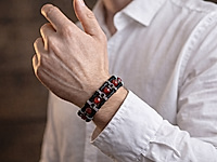 Набор материалов для создания мужского браслета включает прочный шнур, ювелирную цепочку гарибальди и гранёные бусины кубики сардоникса с глубоким красно-коричневым оттенком. Контраст металла и натурального камня придаёт украшению брутальный характер и фактурность.&nbsp;

Подходит для самостоятельной сборки стильного аксессуара в современном или casual-формате. Длина браслета регулируется добавлением бусин, цепочек и шнура, в наборе их достаточно.

Мастер - класс, как собрать мужской браслет, ЗДЕСЬ.

Как и с чем носить&nbsp;

Носите с кожаной курткой, цветами индиго, рубашками тёмных тонов или базовой футболкой, браслет подчеркнёт вашу уверенность и отличный вкус.&nbsp;
, фото №163068