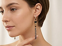 Набор материалов для сборки длинных серёжек построен на контрасте чёрной фурнитуры и тёплого золотистого металла. В композиции использованы чёрные бусины турмалина и изящные цепочки, собранные в подвижную кисть.&nbsp;
Шапочки для кисточек применены необычным способом: в перевёрнутом виде они становятся декоративным куполом, подчёркивающим форму центральной бусины и добавляющим украшению архитектурность. Серьги собраны на четыре пина с шариком.

Мастер - класс, как сформировать колечко на пине, ЗДЕСЬ.&nbsp;

Как и с чем носить

Контраст фактур - глянца чёрных бусин и матового сияния металла - делает серьги выразительными, но не перегруженными. Длинные цепочки мягко движутся при каждом шаге, создавая лёгкий динамичный силуэт. Такой дизайн подойдёт тем, кто ценит нестандартные решения и любит собирать украшения с характером.
Серьги гармонично смотрятся с лаконичными платьями, однотонными блузами, жакетами и вечерними образами в чёрной, молочной или бежевой гамме. Они станут акцентом как для торжественного выхода, так и для стильного повседневного комплекта, добавляя образу глубину и благородный контраст.

, фото №163086