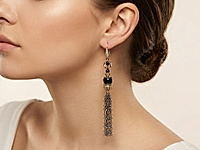 Набор материалов для сборки длинных серёжек построен на контрасте чёрной фурнитуры и тёплого золотистого металла. В композиции использованы чёрные бусины турмалина и изящные цепочки, собранные в подвижную кисть.&nbsp;
Шапочки для кисточек применены необычным способом: в перевёрнутом виде они становятся декоративным куполом, подчёркивающим форму центральной бусины и добавляющим украшению архитектурность. Серьги собраны на четыре пина с шариком.

Мастер - класс, как сформировать колечко на пине, ЗДЕСЬ.&nbsp;

Как и с чем носить

Контраст фактур - глянца чёрных бусин и матового сияния металла - делает серьги выразительными, но не перегруженными. Длинные цепочки мягко движутся при каждом шаге, создавая лёгкий динамичный силуэт. Такой дизайн подойдёт тем, кто ценит нестандартные решения и любит собирать украшения с характером.
Серьги гармонично смотрятся с лаконичными платьями, однотонными блузами, жакетами и вечерними образами в чёрной, молочной или бежевой гамме. Они станут акцентом как для торжественного выхода, так и для стильного повседневного комплекта, добавляя образу глубину и благородный контраст.

, фото №163087